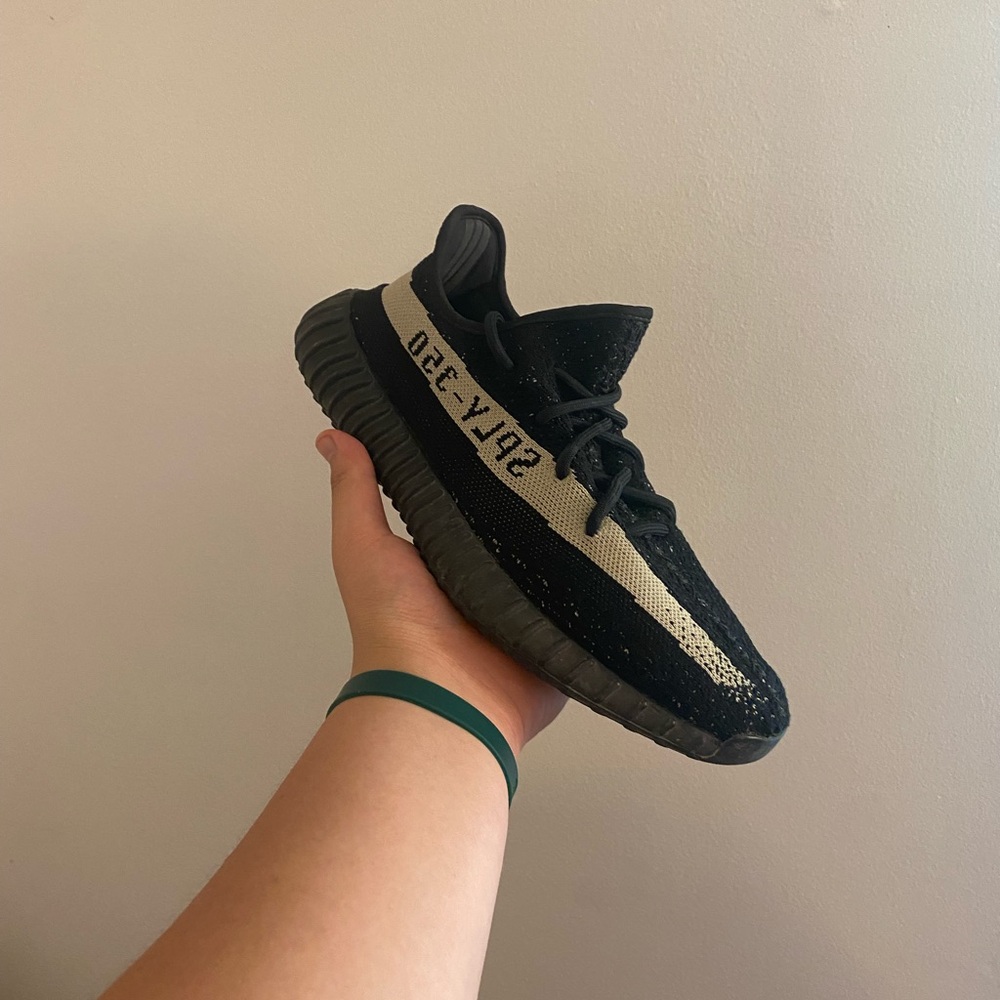 Yeezy Boost 350 v2 ‘Core Black’
Size 9